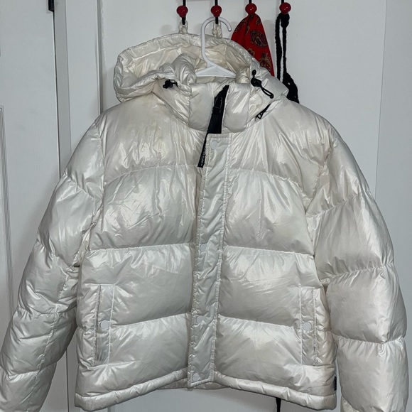 Aritzia Jackets & Blazers - Aritzia Super Puff. It’s very lightly used. Size small